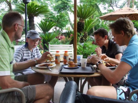 Ontbijten op het terras van het hotel